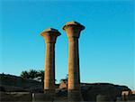 Vue d'angle faible de deux colonnes, les Temples de Karnak, Louxor, Égypte