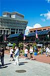 Gruppe von Menschen in einem Markt, Boston, Massachusetts, USA