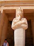 Low Angle View einer Skulptur graviert für eine Spalte eines Gebäudes, Ägypten