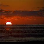 Silhouette eines Menschen im Meer in der Abenddämmerung, San Diego, Kalifornien, USA