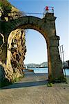 Vue d'angle faible d'une porte en arc sur une rue, Espagne