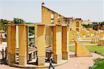 Vue grand angle sur une personne qui marche dans un Observatoire Jantar Mantar, Jaipur, Rajasthan, Inde