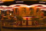 Carrousel dans un parc d'attractions pendant la nuit, San Diego, Californie, USA