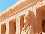 Low Angle View einer Skulptur graviert auf die Spalten eines Gebäudes, Ägypten