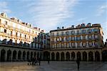 Groupe de personnes debout dans une Cour, Espagne