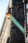 Low Angle View of ein Schild vor einem Gebäude, New York City, New York State, USA