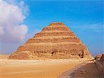 Pyramide dans un paysage aride, étape pyramide de Zoser, Saqqarah, Égypte