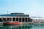 Rotes Boot angedockt an einen Hafen, Lake Michigan, Navy Pier, Chicago, Illinois, USA