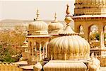 Vue d'angle élevé des dômes d'un Palais Royal Gaitor, Jaipur, Rajasthan, Inde