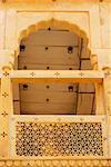 Vue angle faible sur un balcon dans le Rajmahal, Jaisalmer, Rajasthan, Inde