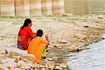 Deux femmes assises sur les rives d'une rivière, Gadi Sagar, Jaisalmer, Rajasthan, Inde