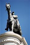 Vue d'angle faible de la statue d'un homme sur un cheval, Washington DC, USA