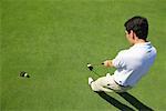 Male golfeur faisant un putt