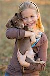 Mädchen umarmt Hund
