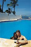 Couple en prenant des photos dans une piscine