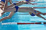 Enfants plongeant dans la piscine