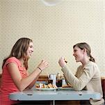 Jeunes femmes manger dans la salle à manger