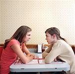Junge Frauen starrte auf einander in Diner