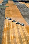 Vue aérienne de récolte personnalisé combine la récolte de blé avec cinq combine dans un rôle
