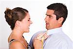 Seitenansicht einer jungen Frau ziehen Mitte erwachsenen Mann mit seine Krawatte