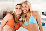 Portrait de deux jeunes femmes souriantes