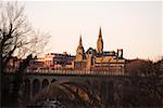 Pont devant un immeuble, Washington DC, USA