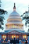 Vue faible angle d'un bâtiment de gouvernement éclairé au crépuscule, Capitole, Washington DC, USA
