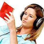 Nahaufnahme der geschäftsfrau tragen von Kopfhörern Blick auf eine CD-Hülle
