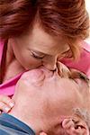 Gros plan d'un baiser couple senior