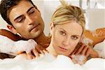 Portrait d'un jeune homme, une jeune femme dans une baignoire de massage