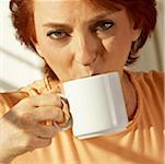 Portrait d'une femme senior, boire une tasse de café