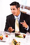 Gros plan d'un homme d'affaires assis à une table et manger