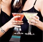 Vue en coupe milieu de deux jeunes femmes grillage martinis