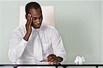 Homme confus à son bureau