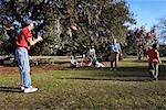 Familie Ball spielen, in einem Park