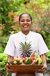 Portrait de serveuse avec un bol de fruits