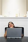 Femme avec ordinateur portable