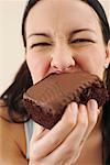 Femme manger un gâteau au chocolat