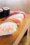 Gros plan de sushi sur une table