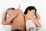 Seitenansicht eines jungen Paares auf einem Bett liegend