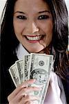 Portrait d'une femme d'affaires détenant des billets d'un dollar américain