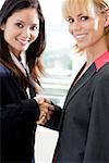Portrait de deux femmes d'affaires, serrant la main