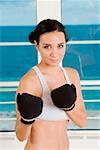 Portrait d'une jeune femme à pratiquer la boxe