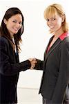Portrait de deux femmes d'affaires, serrant la main