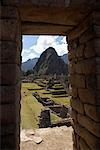 Regardant à travers la porte d'entrée au Machu Picchu, Pérou