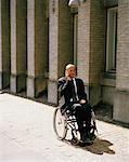 Homme en fauteuil roulant parler au téléphone cellulaire