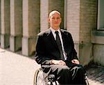 Portrait d'homme d'affaires en fauteuil roulant
