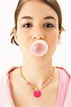 Fille soufflant des bulles