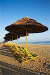 Rangée de chaises de plage et Palapas, Hoi An, Viêt Nam