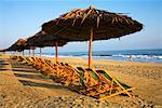 Palapas et chaises sur la plage, Hoi An, Viêt Nam